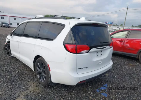 2018 Chrysler Pacifica Touring Plus z USA, uszkodzony, nr VIN 2C4RC1FGXJR226921
